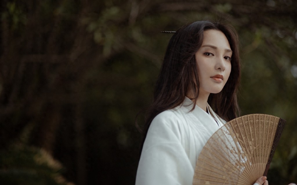 彭小苒古风侠女造型写真图片,白衣著身轻,仗剑万里行