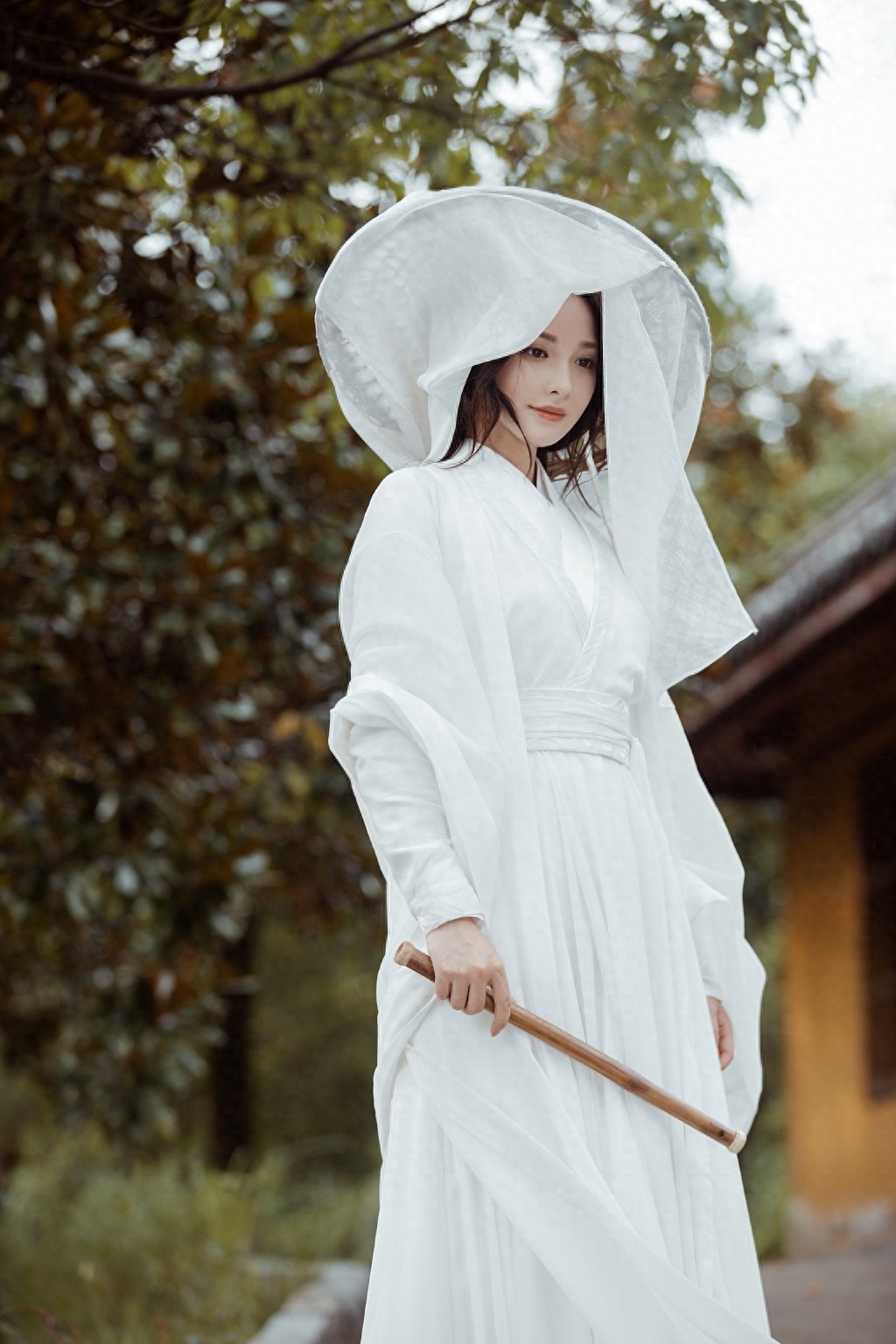 彭小苒古风侠女造型写真图片,白衣著身轻,仗剑万里行