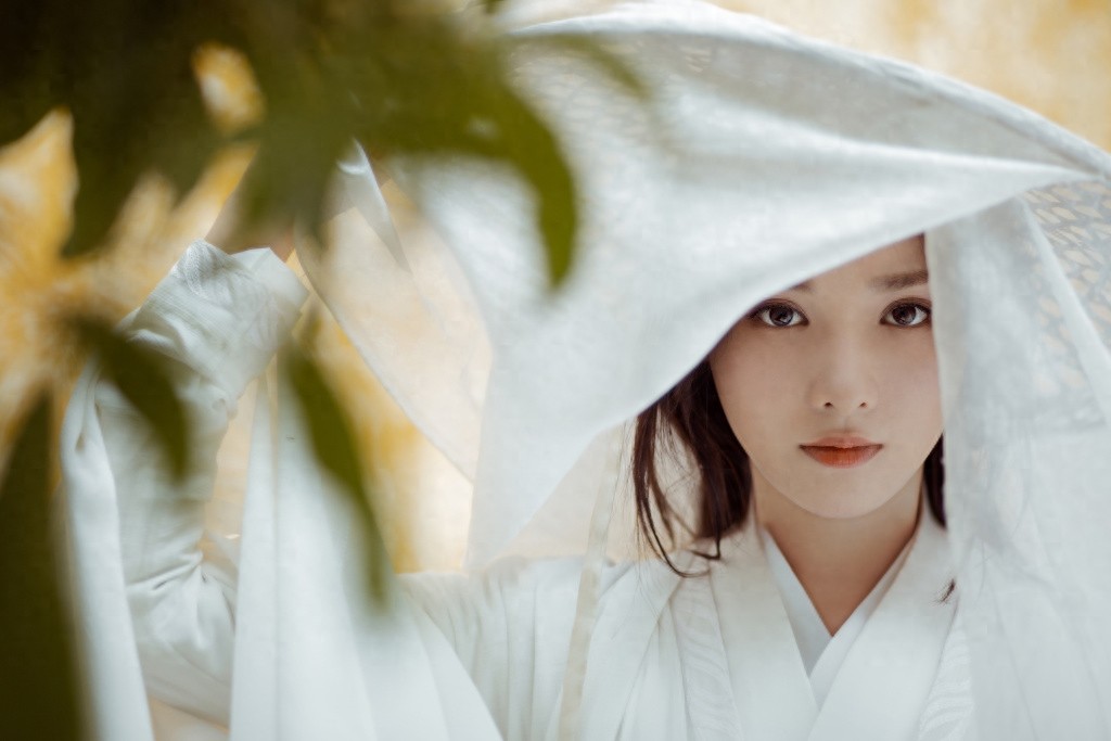 彭小苒古风侠女造型写真图片,白衣著身轻,仗剑万里行