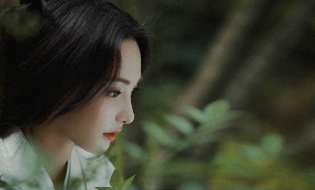 彭小苒古风侠女造型写真图片,白衣著身轻,仗剑万里行