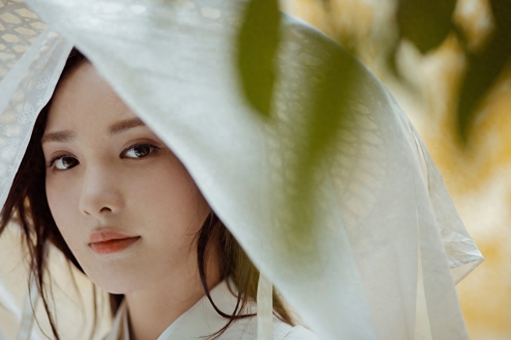 彭小苒古风侠女造型写真图片,白衣著身轻,仗剑万里行