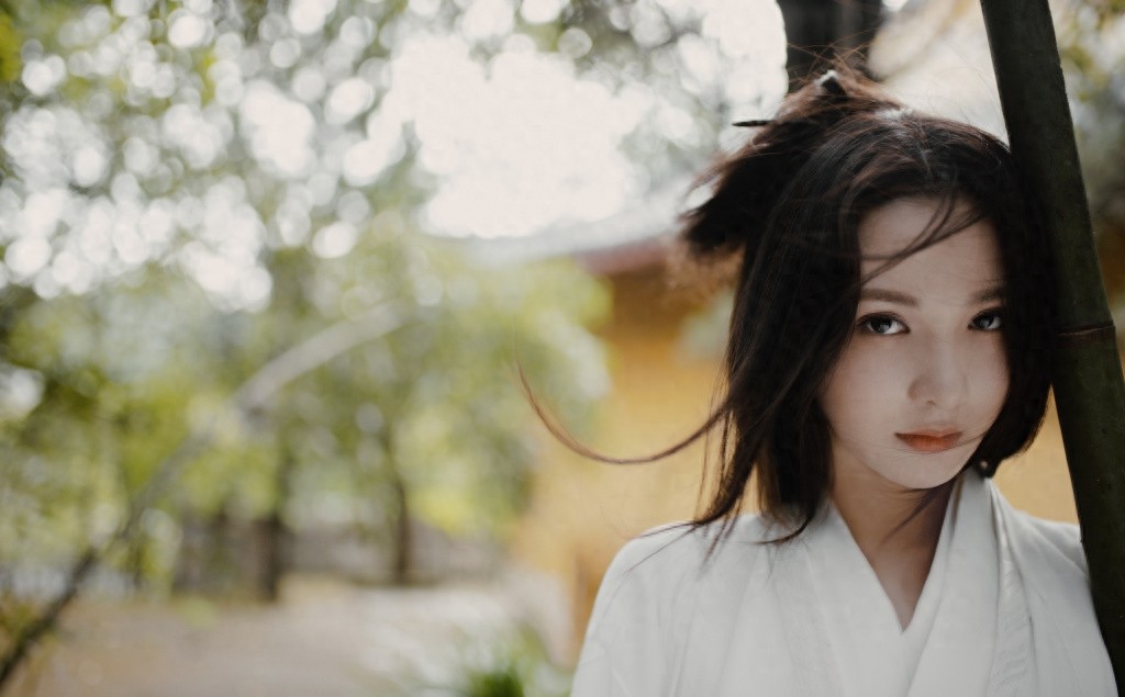 彭小苒古风侠女造型写真图片,白衣著身轻,仗剑万里行
