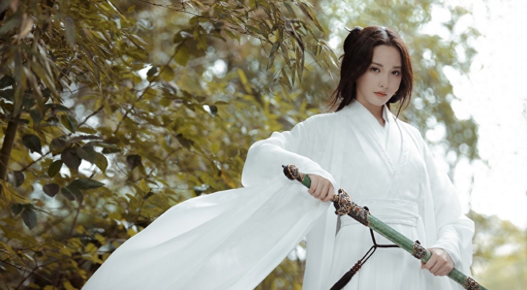彭小苒古风侠女造型写真图片,白衣著身轻,仗剑万里行