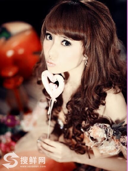 刘萌萌家庭背景很神秘 曝女神被潜规则后照片流出