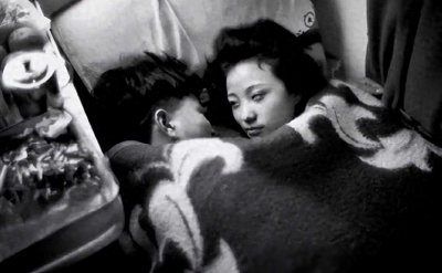 日本女人大胆私密照曝光:半褪衣衫伺候客人,衣不遮体坐进木盆!