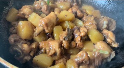 午餐硬菜:红烧鸡腿炖土豆