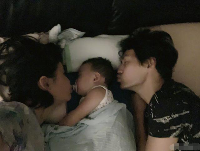 张歆艺晒儿子熟睡照,宝宝侧面颜值逆天,睫毛又长又浓密太吸睛