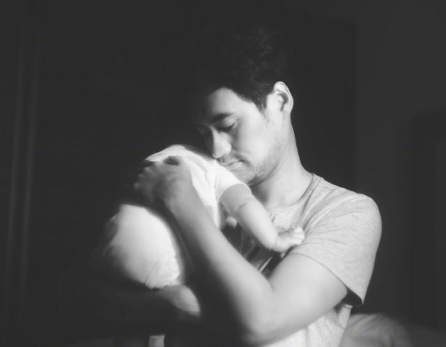 张歆艺晒儿子熟睡照,宝宝侧面颜值逆天,睫毛又长又浓密太吸睛