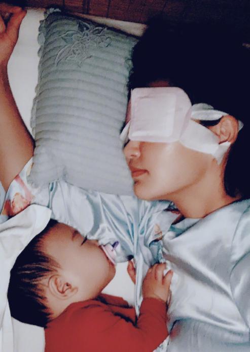 张歆艺晒儿子熟睡照,宝宝侧面颜值逆天,睫毛又长又浓密太吸睛