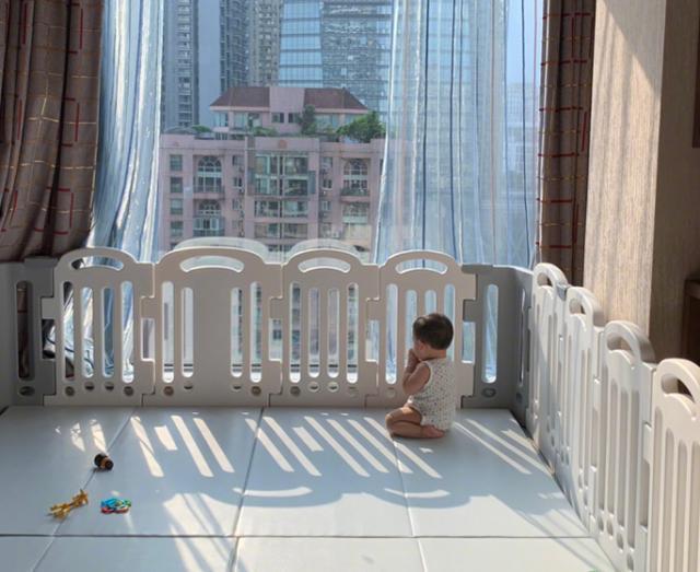 张歆艺晒儿子熟睡照,宝宝侧面颜值逆天,睫毛又长又浓密太吸睛