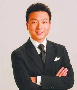 康辉妻子原来是她?老婆气质不输董卿,低调恩爱多年