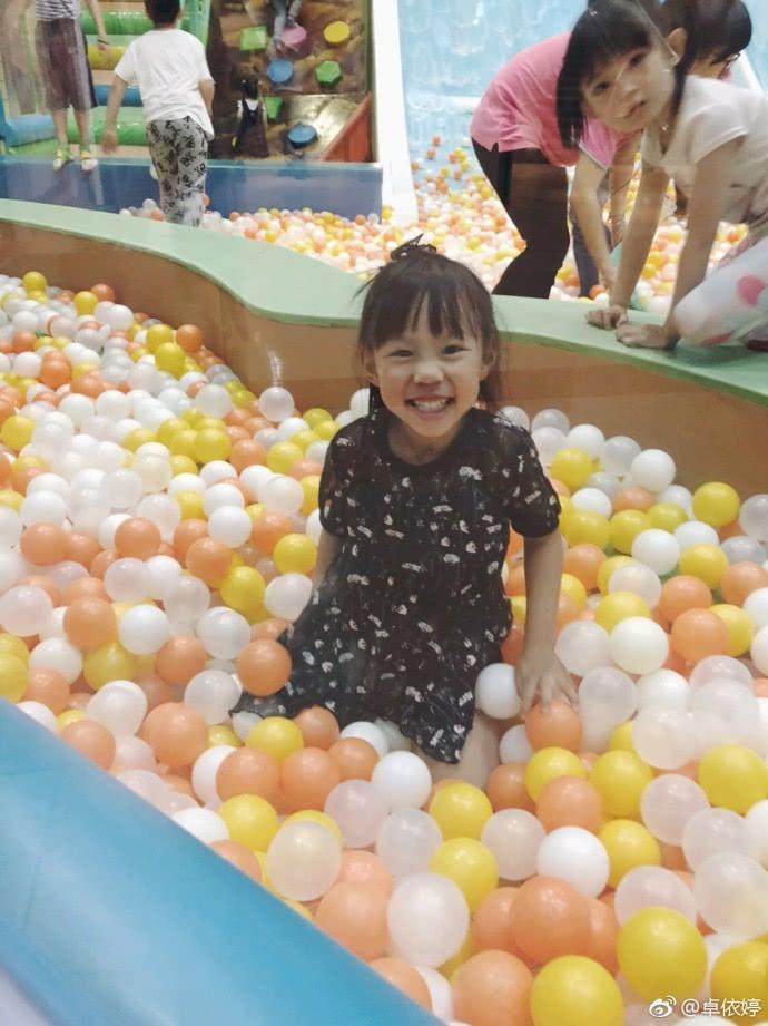 37岁卓依婷晒女儿照片,网友惊呼:整个歌坛都在等你长大