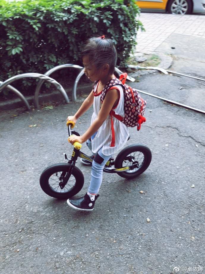 37岁卓依婷晒女儿照片,网友惊呼:整个歌坛都在等你长大