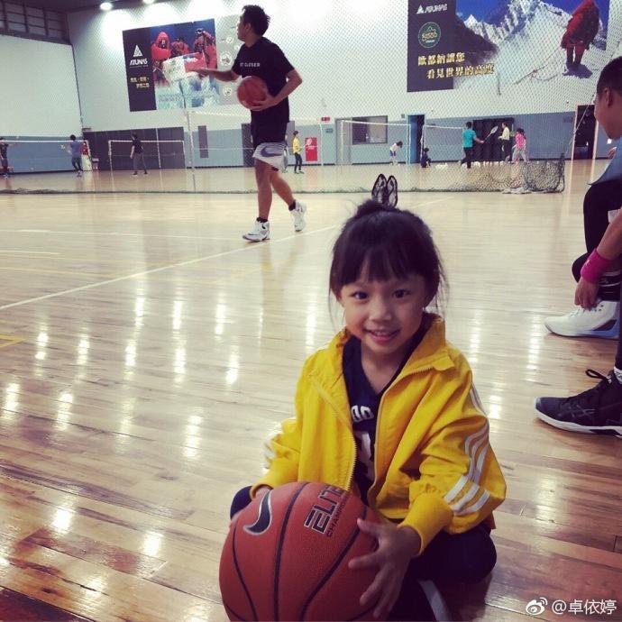 37岁卓依婷晒女儿照片,网友惊呼:整个歌坛都在等你长大