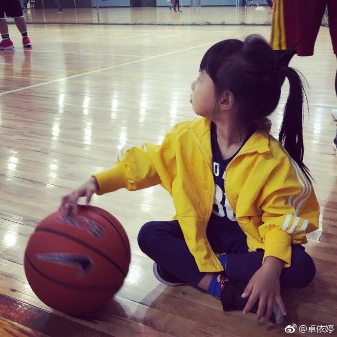 37岁卓依婷晒女儿照片,网友惊呼:整个歌坛都在等你长大