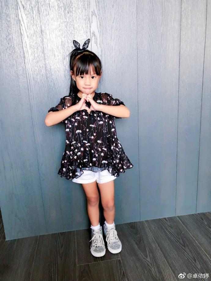 37岁卓依婷晒女儿照片,网友惊呼:整个歌坛都在等你长大