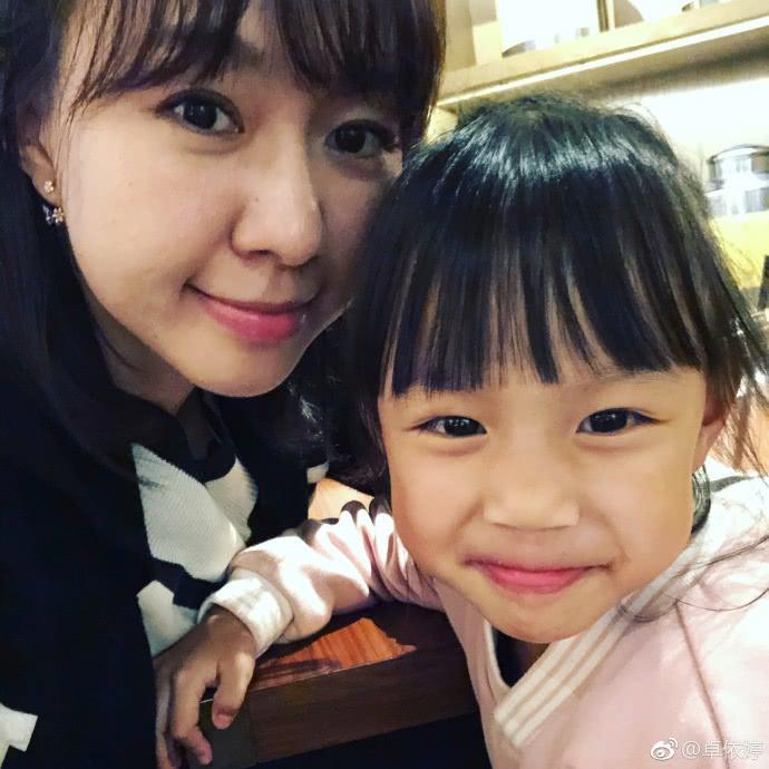 37岁卓依婷晒女儿照片,网友惊呼:整个歌坛都在等你长大