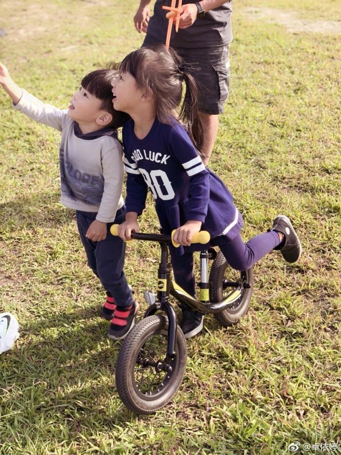37岁卓依婷晒女儿照片,网友惊呼:整个歌坛都在等你长大