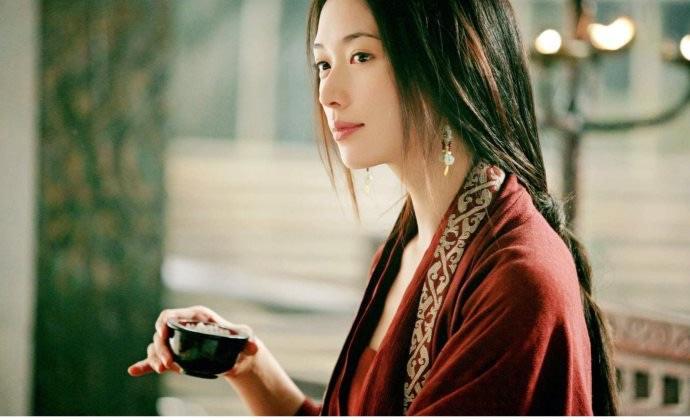 娱乐赖弘国装修与阿娇婚房，女方海报被丢进垃圾桶蹭完热度就跑了？  2