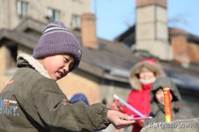 过年放鞭炮,可以让年味儿显得更浓、心情更爽