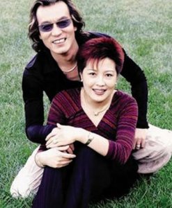 ​哈文改嫁的丈夫是谁(春晚导演哈文：丈夫李咏病逝三年没有再嫁，她依然是李家的