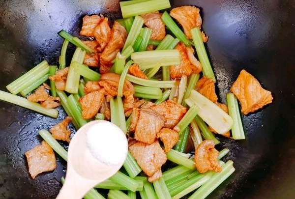 炒瘦肉怎么炒才嫩,瘦肉怎么炒吃着嫩图10