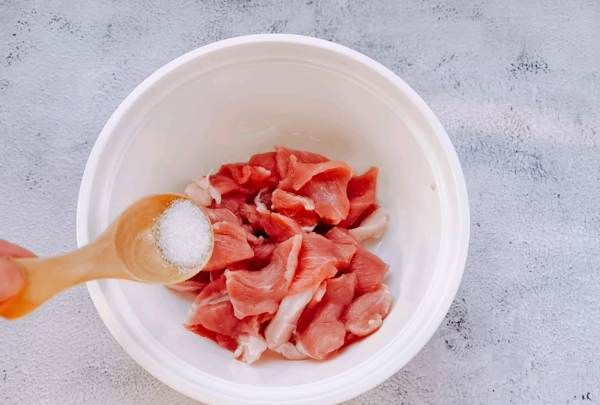 炒瘦肉怎么炒才嫩,瘦肉怎么炒吃着嫩图3