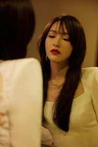 唐嫣镜像写真优雅大气 着包臀连衣裙长发拂面红唇吸睛
