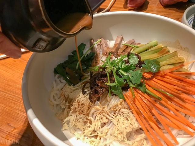 云南米线十大美食（云南30款特色小吃）(7)