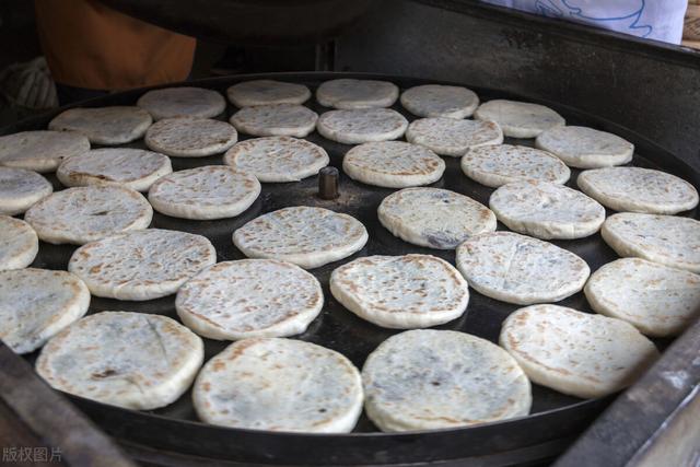 云南米线十大美食（云南30款特色小吃）(17)