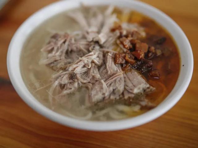 云南米线十大美食（云南30款特色小吃）(15)