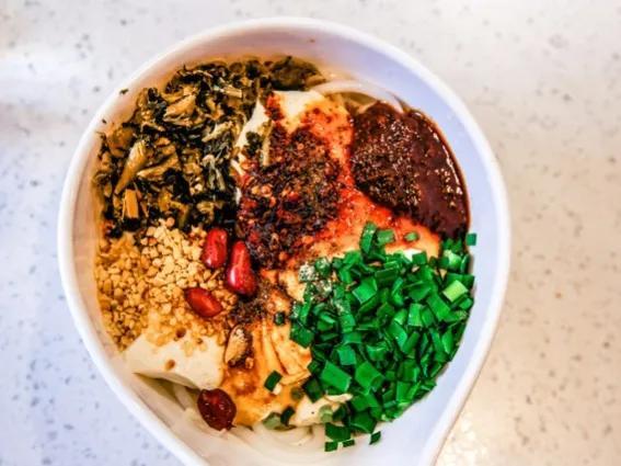 云南米线十大美食（云南30款特色小吃）(6)