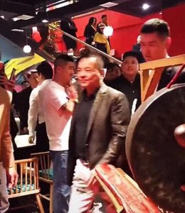 突发!曝崩牙驹被禁入内地,成立洪门疑为骗钱,已与四婚妻子分手