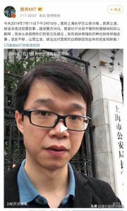 58岁周立波现状:住美国豪宅,和妻子生活低调,头发稀疏又瘦又老