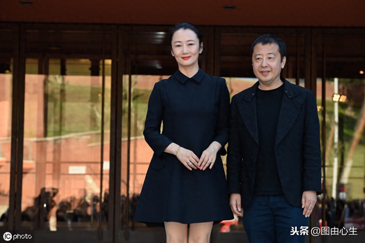 罗马电影节,导演贾樟柯携漂亮妻子亮相,夫妻俩优雅招手尽显风采