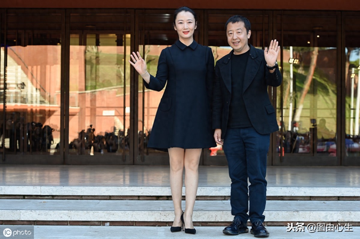 罗马电影节,导演贾樟柯携漂亮妻子亮相,夫妻俩优雅招手尽显风采