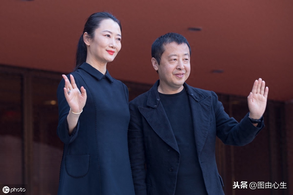 罗马电影节,导演贾樟柯携漂亮妻子亮相,夫妻俩优雅招手尽显风采