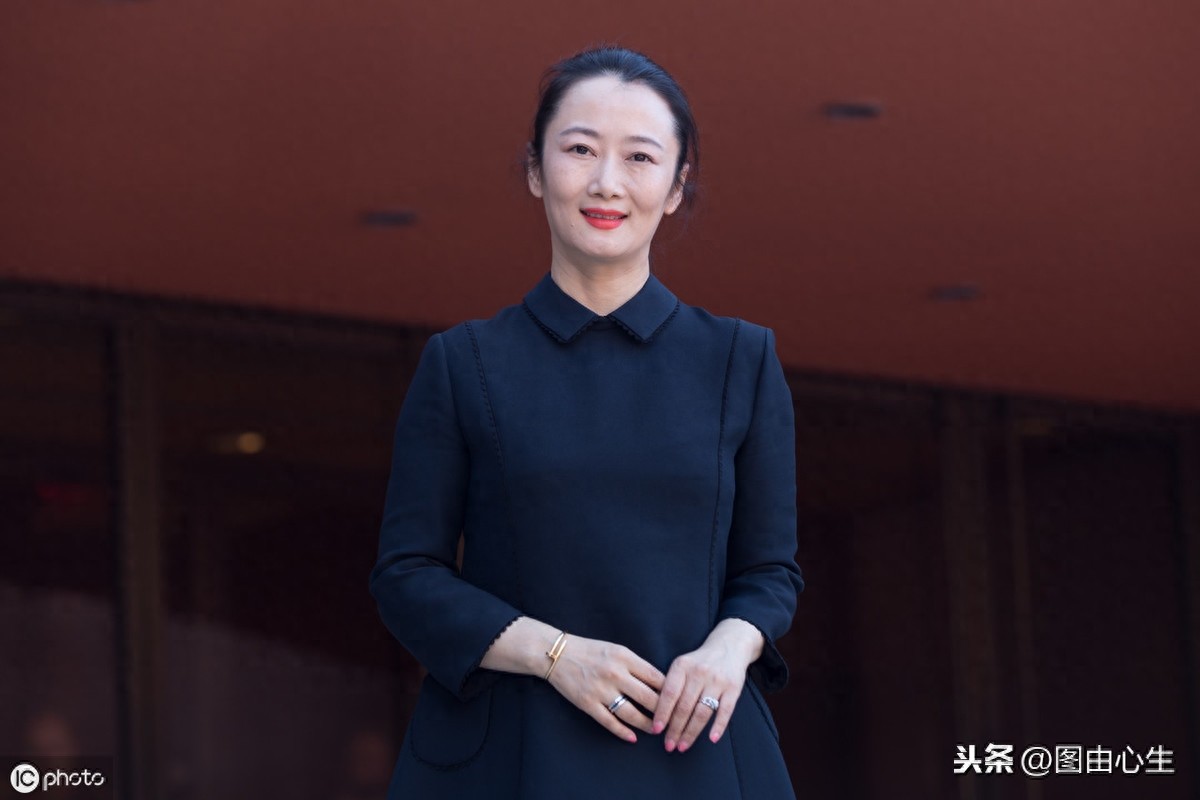 罗马电影节,导演贾樟柯携漂亮妻子亮相,夫妻俩优雅招手尽显风采