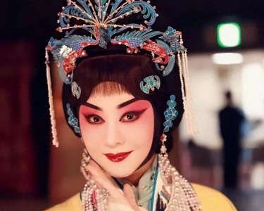 京剧第一美人李胜素:四个绯闻老公没一个是真的,如今怎么样了?