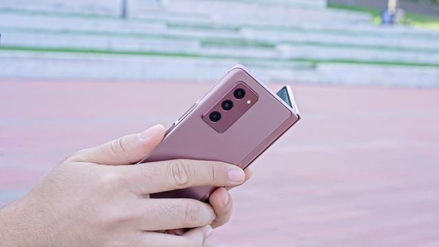 三星折叠屏手机fold 2怎样(三星GalaxyZFold2测评)(1)