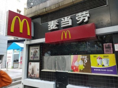 ​麦当劳VS肯德基，为什么一个选择全球标准化，另一个选择本土化？