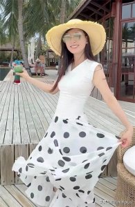 张庭度假被13岁儿子公主抱,表情夸张一脸幸福,64岁老公像爷爷