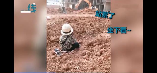 2岁萌娃自带小板凳监工挖掘机(2岁萌娃自带小板凳监工挖掘机)(2)