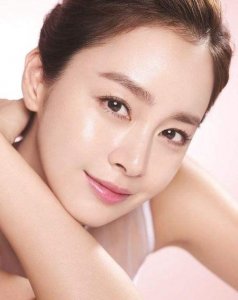 为什么有的人化妆脸部很光滑(皮肤不好化妆就浮粉吗)