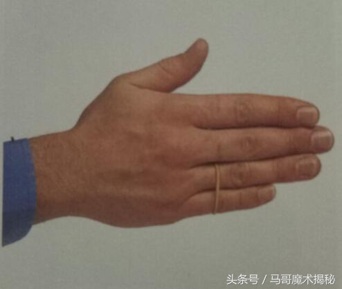 橡皮筋魔术从一只手跳到另一只手(揭秘跳动的橡皮筋魔术)
