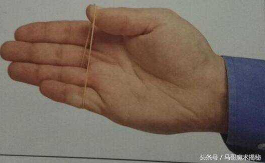 橡皮筋魔术从一只手跳到另一只手(揭秘跳动的橡皮筋魔术)