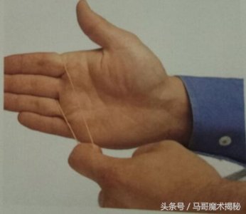 橡皮筋魔术从一只手跳到另一只手(揭秘跳动的橡皮筋魔术)