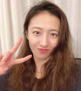 丁霞很美丽!30岁女排二传晒新年照:一头飘逸长发,比剪刀手可爱
