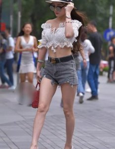 ​路人街拍：小姐姐一件衣搭配低腰裤！