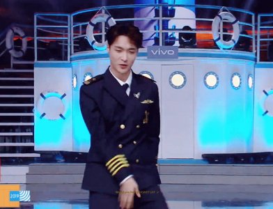 ​张艺兴现场被催婚，彭昱畅在《快乐大本营》舞台上圆吻戏的梦